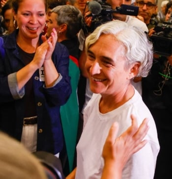 Ada Colau devuelta por las aguas