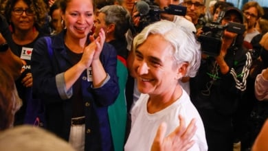 Ada Colau devuelta por las aguas