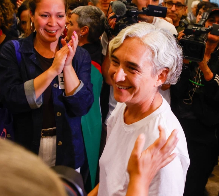 Ada Colau devuelta por las aguas