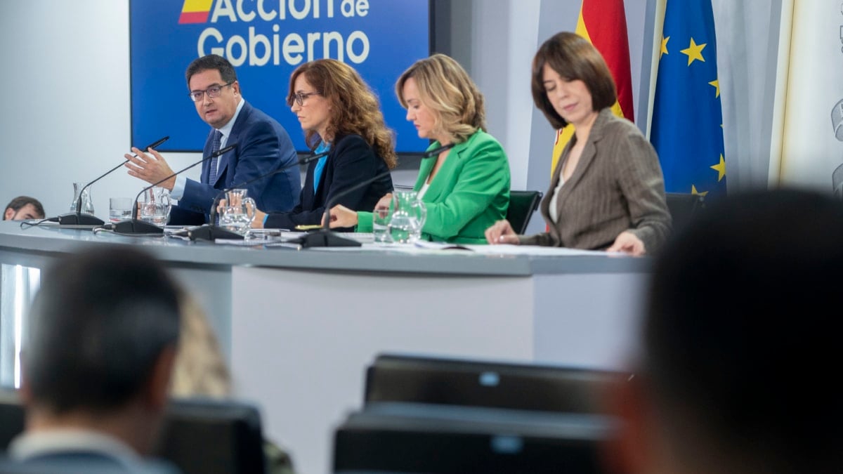 (I-D) El ministro de Transformación Digital y Función Pública, Óscar López; la ministra de Sanidad, Mónica García; la ministra de Educación, Formación Profesional y Deportes y portavoz del Gobierno, Pilar Alegría, y la ministra de Ciencia, Innovación y Universidades, Diana Morant, durante una rueda de prensa tras la reunión del Consejo de Ministros, en el Palacio de la Moncloa, a 7 de octubre de 2025, en Madrid (España). El Consejo de Ministros ha aprobado un nuevo real decreto para la reforma de la ley de universidades el cual establece que las nuevas universidades privadas necesitarán un informe de evaluación preceptivo y vinculante elaborado por la ANECA o las agencias autonómicas equivalentes, además del informe preceptivo de la Conferencia General de Política Universitaria que se exige actualmente. Si la evaluación de la agencia de calidad es favorable, la tramitación del proyecto de nueva universidad continuará en el Ministerio de Ciencia, Innovación y Universidades, que se encargará de emitir un informe preceptivo pero no vinculante que se centrará en la solvencia económica del proyecto y en la experiencia educativa del equipo de dirección. Asimismo, se exigirá que las universidades cuenten con una masa crítica de 4.500 estudiantes. Alberto Ortega / Europa Press 07/10/2025