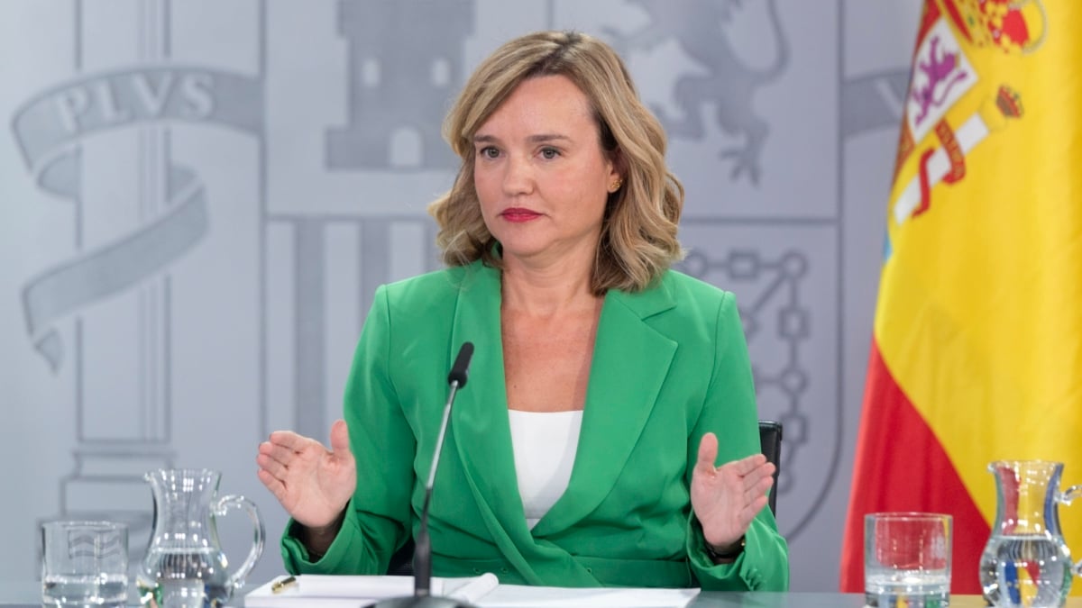 La ministra de Educación, Formación Profesional y Deportes, Pilar Alegría, durante una rueda de prensa tras la reunión del Consejo de Ministros, en el Palacio de la Moncloa, a 7 de octubre de 2025, en Madrid (España). El Consejo de Ministros ha aprobado un nuevo real decreto para la reforma de la ley de universidades el cual establece que las nuevas universidades privadas necesitarán un informe de evaluación preceptivo y vinculante elaborado por la ANECA o las agencias autonómicas equivalentes, además del informe preceptivo de la Conferencia General de Política Universitaria que se exige actualmente. Si la evaluación de la agencia de calidad es favorable, la tramitación del proyecto de nueva universidad continuará en el Ministerio de Ciencia, Innovación y Universidades, que se encargará de emitir un informe preceptivo pero no vinculante que se centrará en la solvencia económica del proyecto y en la experiencia educativa del equipo de dirección. Asimismo, se exigirá que las universidades cuenten con una masa crítica de 4.500 estudiantes. Alberto Ortega / Europa Press 07/10/2025