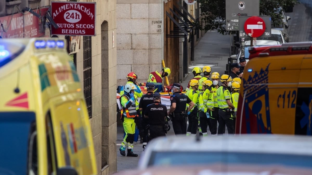 Agentes de Policía Nacional y trabajadores de emergencias en las inmediaciones dónde se ha derrumbado un edificio en obras, en la zona de Ópera, a 7 de octubre de 2025, en Madrid (España). Ocho personas han resultado heridas en el derrumbe parcial de un edificio en obras de seis plantas de la calle de las Hileras, en la zona de Ópera.