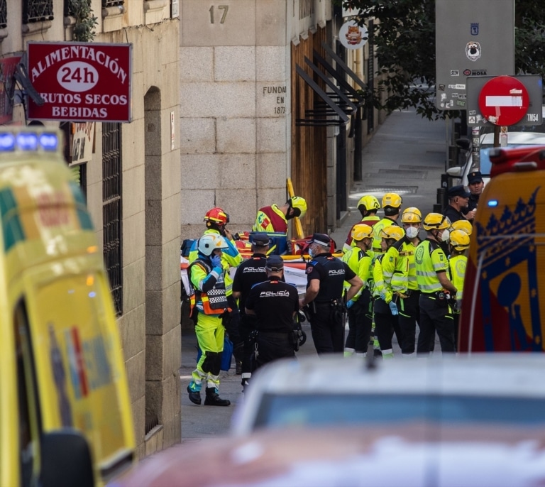 La empresa que reformaba el edificio derrumbado niega que hubiera exceso de carga en la planta que se vino abajo