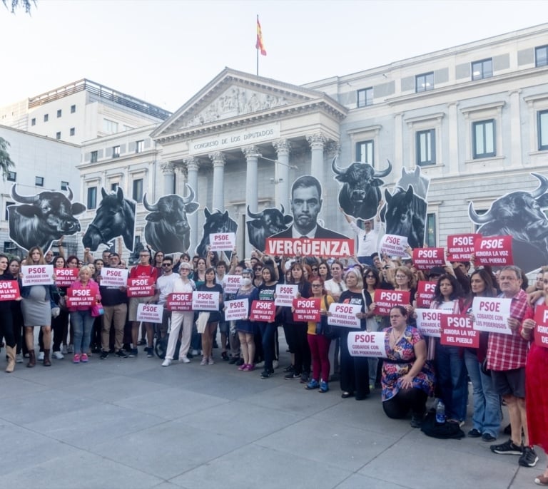 El Pacma 'cornea' al PSOE y a Sumar por el 'indulto' a la tauromaquia en el Congreso