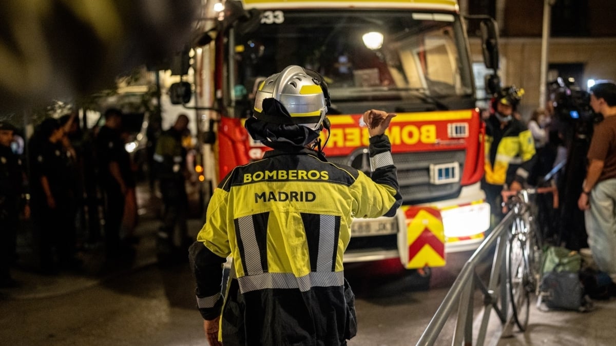 Los bomberos trabajan en la calle Hileras de Madrid.
