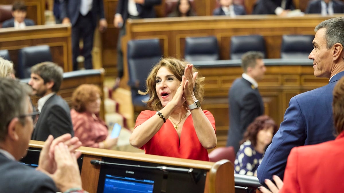 La vicepresidenta primera y ministra de Hacienda, María Jesús Montero, y el presidente del Gobierno, Pedro Sánchez, tras la aprobación del embargo de armas a Israel y la Ley de Movilidad Sostenible, durante una sesión plenaria, en el Congreso de los Diputados, a 7 de octubre de 2025, en Madrid (España). El pleno del Congreso vota hoy el embargo de armas a Israel después de que se debatiera ayer en el pleno de la tarde. La votación fue atrasada por la Junta de Portavoces para que la convalidación del decreto ley no coincida con el segundo aniversario de los ataques de Hamás del 7 de octubre de 2023 en Israel que dieron lugar a la actual ofensiva sobre Gaza. Jesús Hellín / Europa Press 08 OCTUBRE 2025;CONGRESO DE LOS DIPUTADOS;PLENO;CONGRESO;MADRID;EMBARGO DE ARMAS;ISRAEL; 08/10/2025