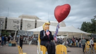 Trump y Sánchez compartiendo Nobel o colchón