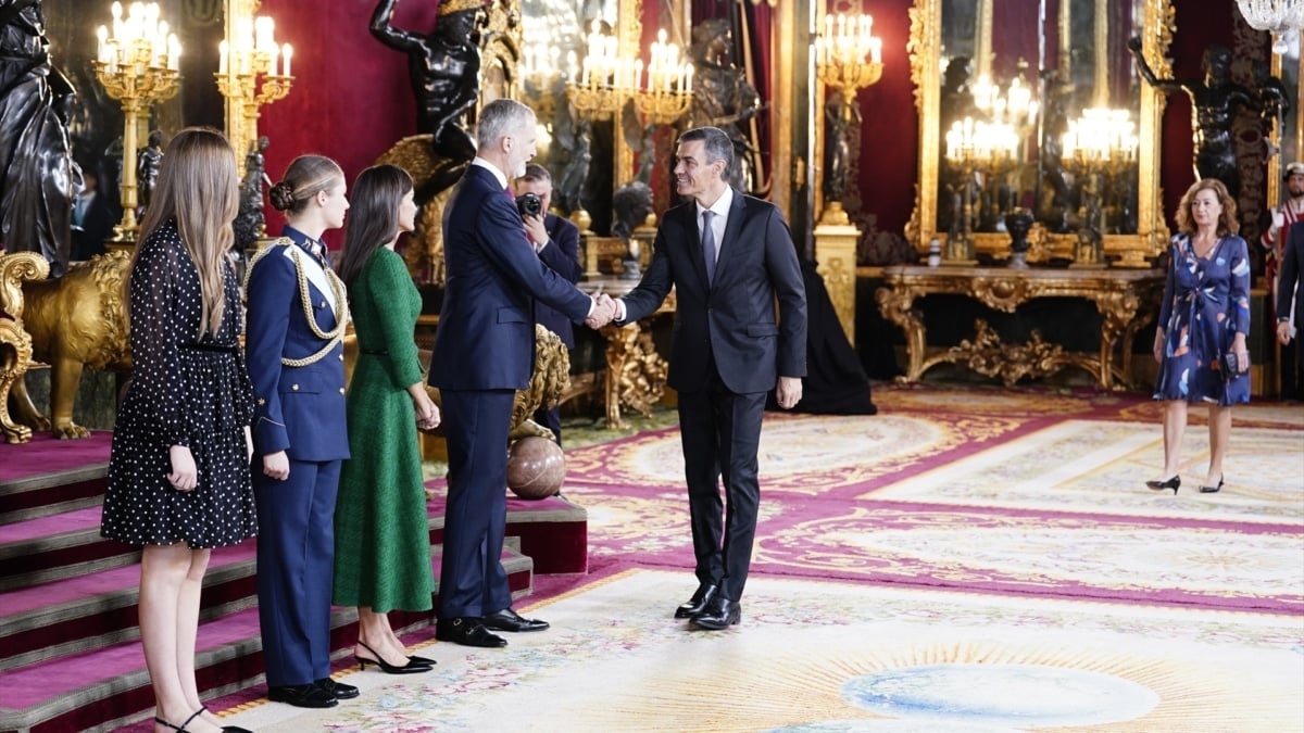 Sánchez abandona el Palacio Real con prisa para viajar a Egipto y Feijóo ironiza: "¿No le gusta el día de la Hispanidad?"