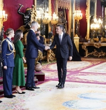 Sánchez abandona el Palacio Real con prisa para viajar a Egipto y [...]