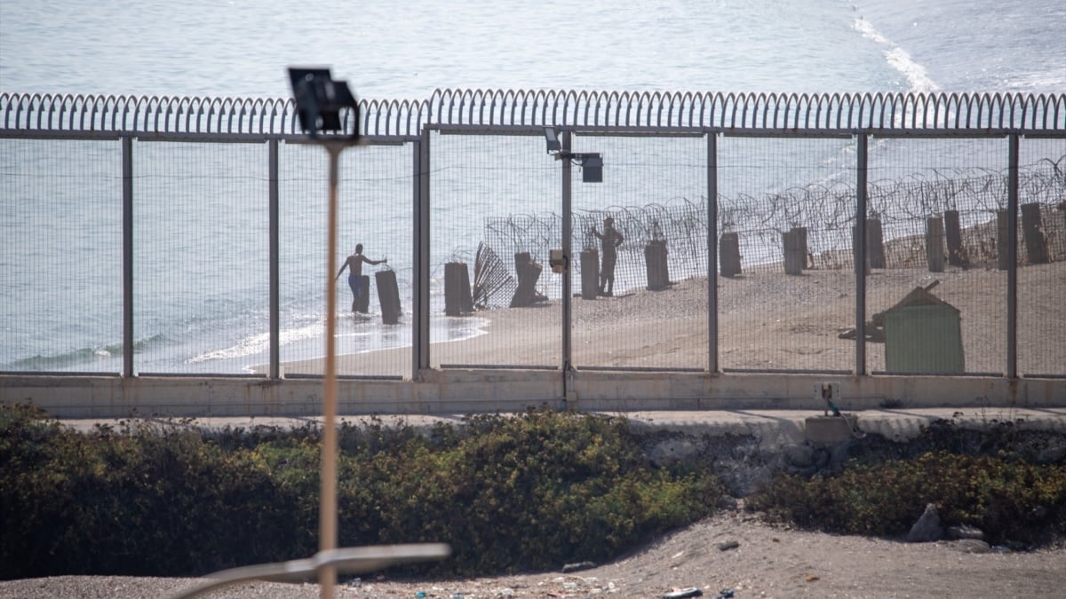 Despliegue policial en la frontera de Ceuta ante un posible cruce masivo desde Marruecos este miércoles
