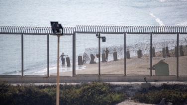 Despliegue policial en la frontera de Ceuta ante un posible cruce masivo desde Marruecos este miércoles