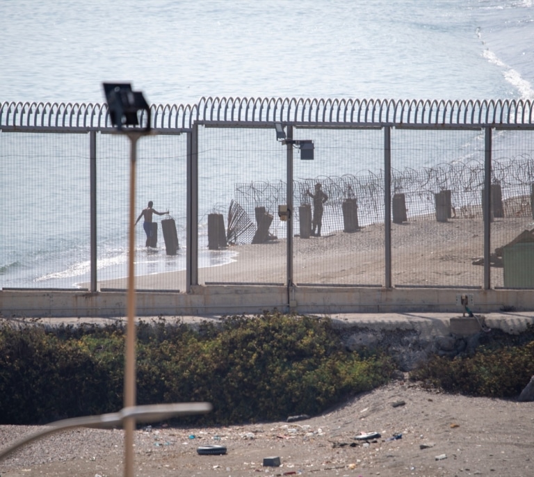Despliegue policial en la frontera de Ceuta ante un posible cruce masivo desde Marruecos este miércoles