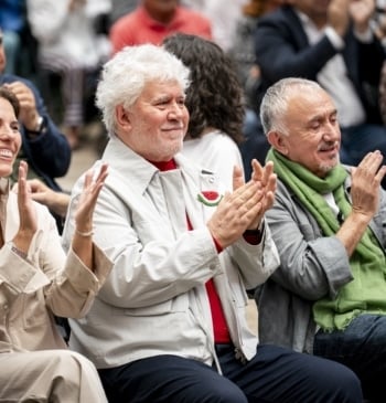 Almodóvar premiado por la UGT ante tres ministros: “Este tipo de Gobierno [...]