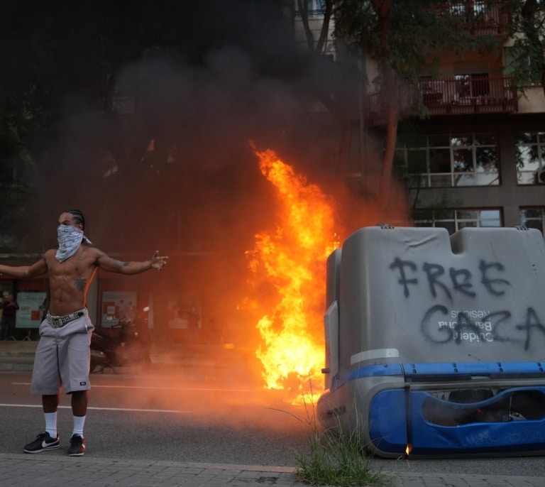 Barcelona cierra una jornada de paros y huelgas parciales con una tensa manifestación en apoyo a Gaza