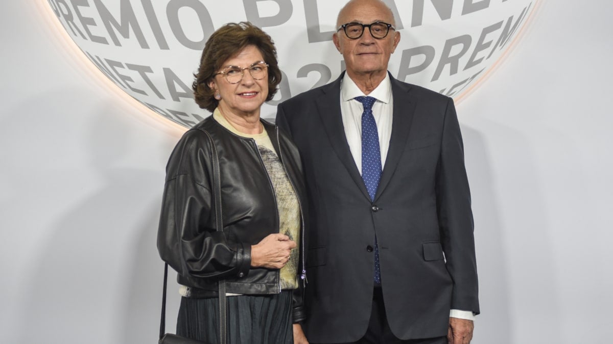 El presidente de Banco Sabadell, Josep Oliu, en el photocall del Premio Planeta.