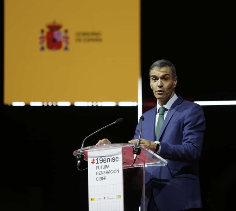 A la tercera va la vencida