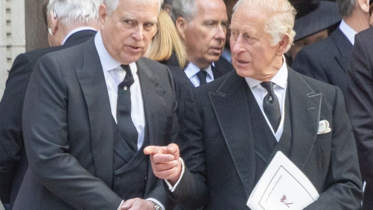 El rey Carlos III despoja al príncipe Andrés de sus títulos y distinciones oficiales