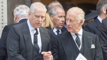 El rey Carlos III despoja al príncipe Andrés de sus títulos y distinciones oficiales