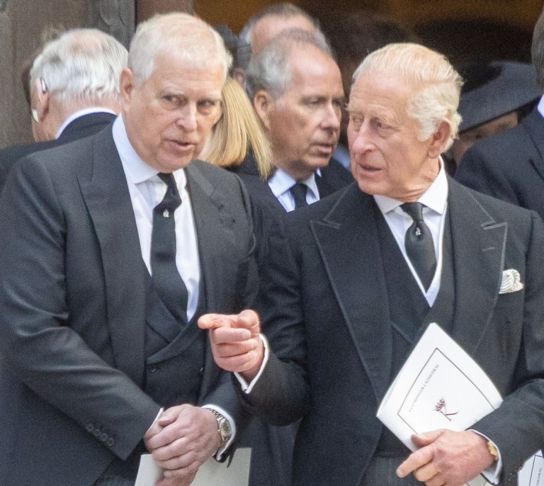 El rey Carlos III despoja al príncipe Andrés de sus títulos y distinciones oficiales