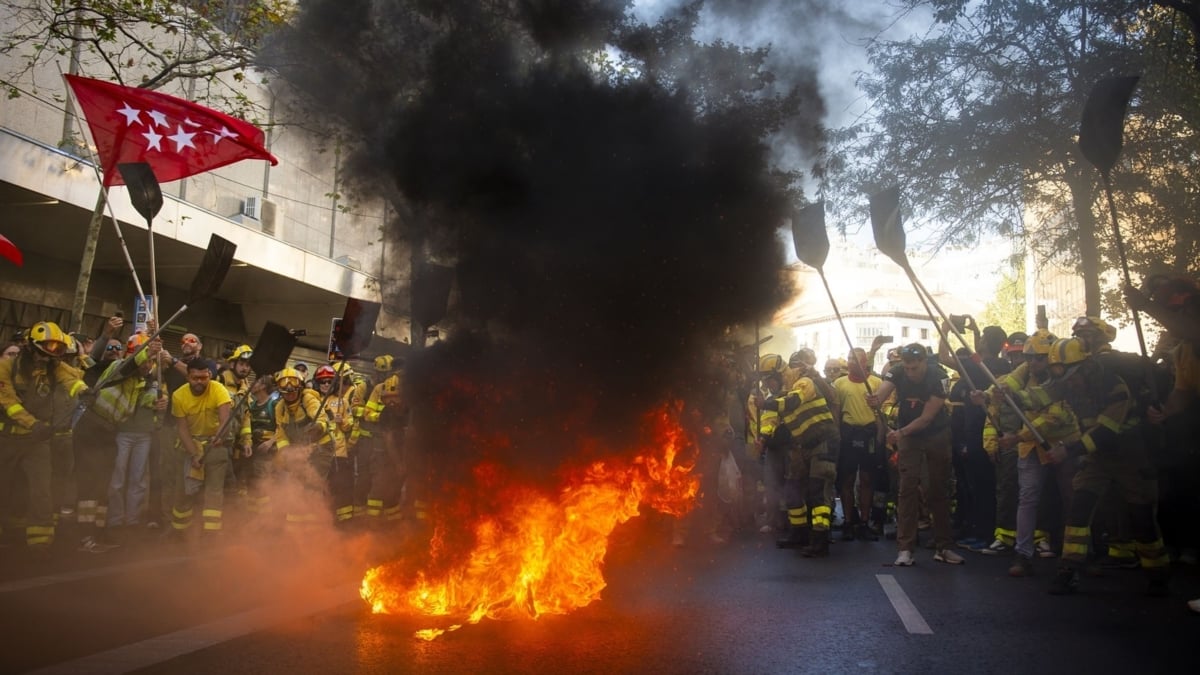 Manifestación de bomberos forestales en Madrid.