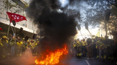 Miles de bomberos forestales de toda España se manifiestan en Madrid para exigir mejoras en sus condiciones laborales