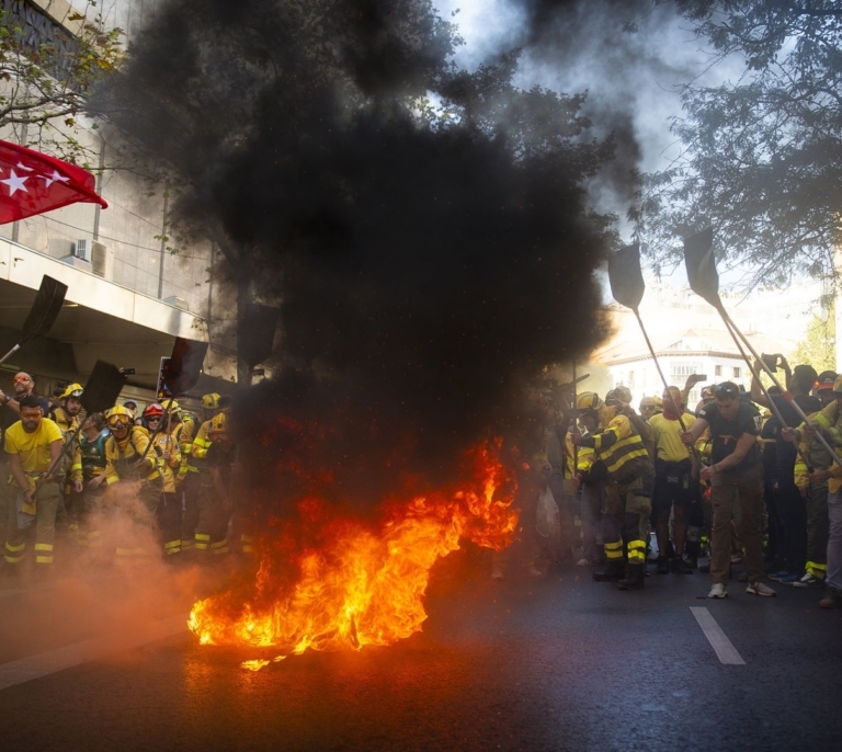 Miles de bomberos forestales de toda España se manifiestan en Madrid para exigir mejoras en sus condiciones laborales