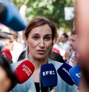 Mónica García carga contra Ayuso por irse "al rancho de Trump" sin [...]