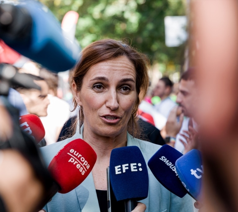 Mónica García carga contra Ayuso por irse "al rancho de Trump" sin decir si va a cumplir la ley del aborto