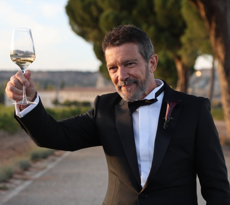 Así ha sido el brindis de Antonio Banderas con los periodistas por la boda de su hija en Abadía Retuerta