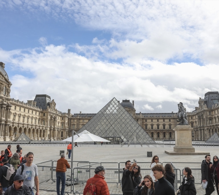 Detienen a cinco nuevos sospechosos del robo en el Louvre