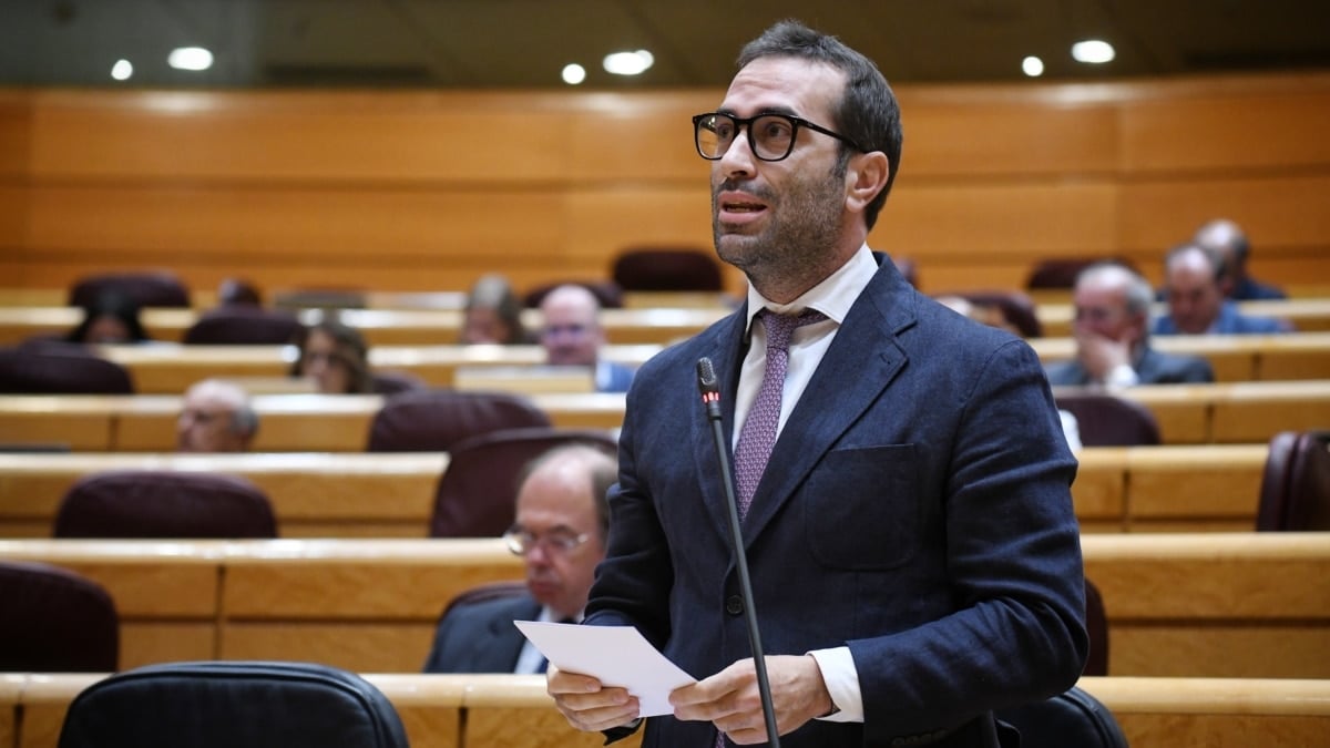 (Foto de ARCHIVO) El ministro de Economía, Comercio y Empresa, Carlos Cuerpo, interviene durante una sesión de control al Gobierno en la Cámara Alta, a 21 de octubre de 2022, en Madrid (España). El Gobierno se enfrenta de nuevo a preguntas relacionadas con la estabilidad económica por la falta de presupuestos generales, así como mociones sobre empleo, migración y derechos de las mujeres. Fernando Sánchez / Europa Press 21 OCTUBRE 2025;SENADO;SESIÓN DE CONTROL;MADRID;INESTABILIDAD ECONÓMICA 21/10/2025