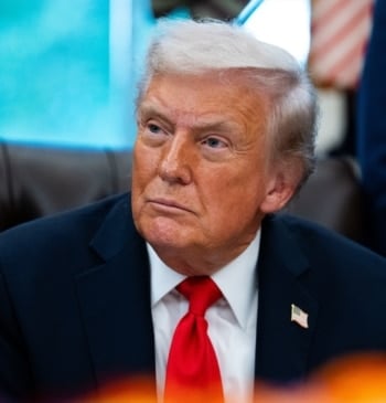Trump vuelve a atacar otra supuesta narcolancha, esta vez frente a costas [...]
