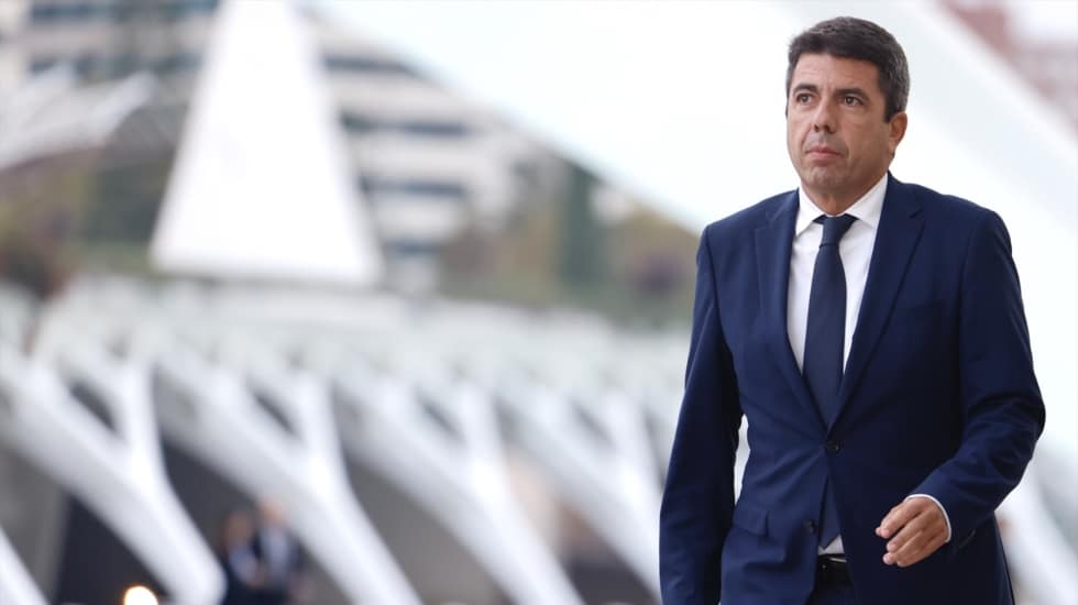 Gritos de "asesino" y "rata cobarde" contra Mazón al inicio del funeral por la DANA