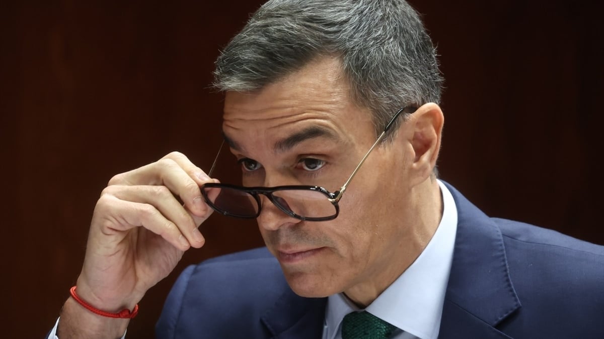 Sánchez: unas gafas mordidas y una risa póstuma