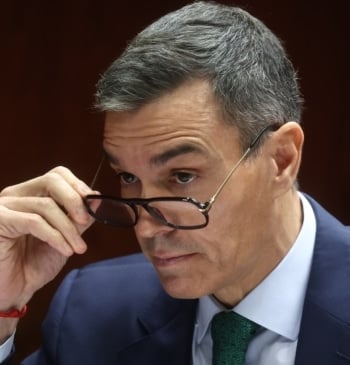 Sánchez: unas gafas mordidas y una risa póstuma
