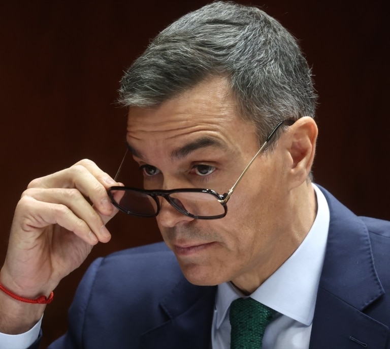 Sánchez: unas gafas mordidas y una risa póstuma