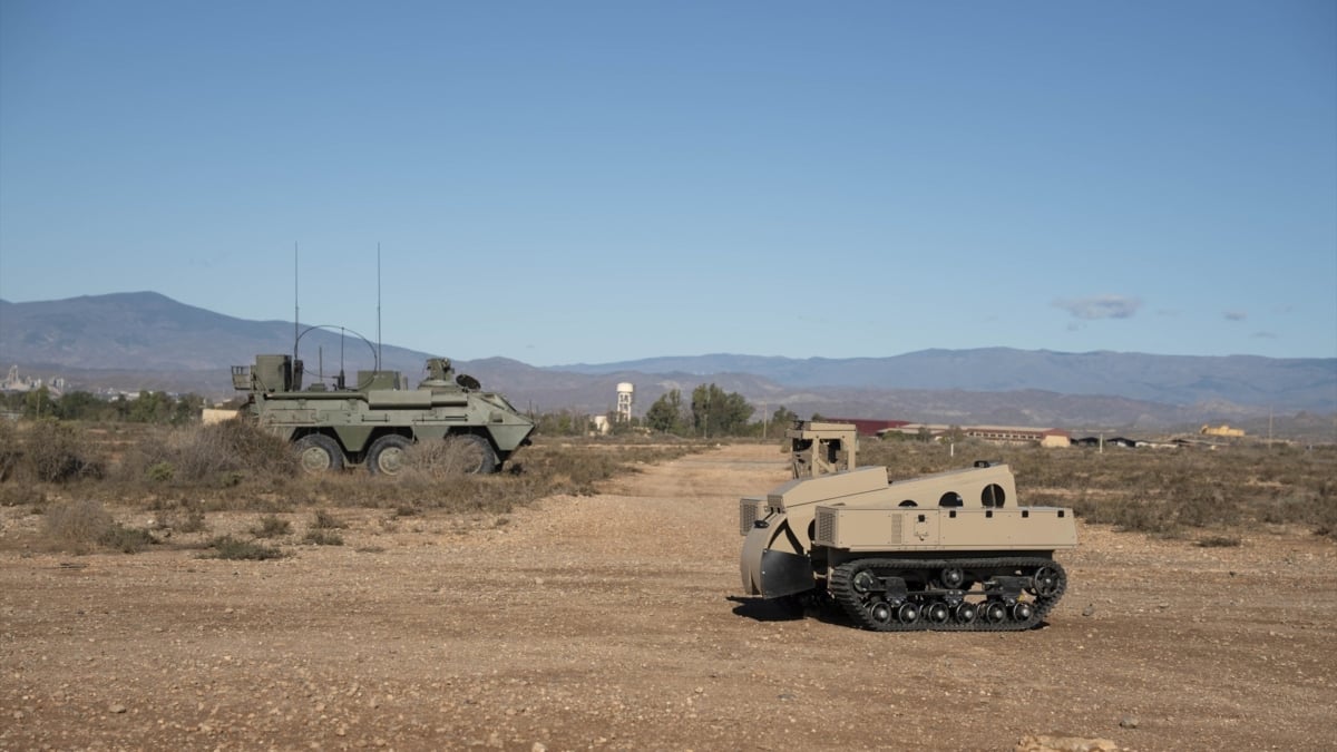 Ejercicio militar en la base de la Legión en Viator (Almería).