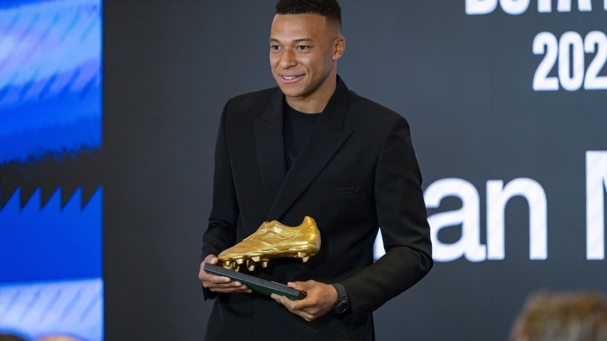 Kylian Mbappé recibe la Bota de Oro.