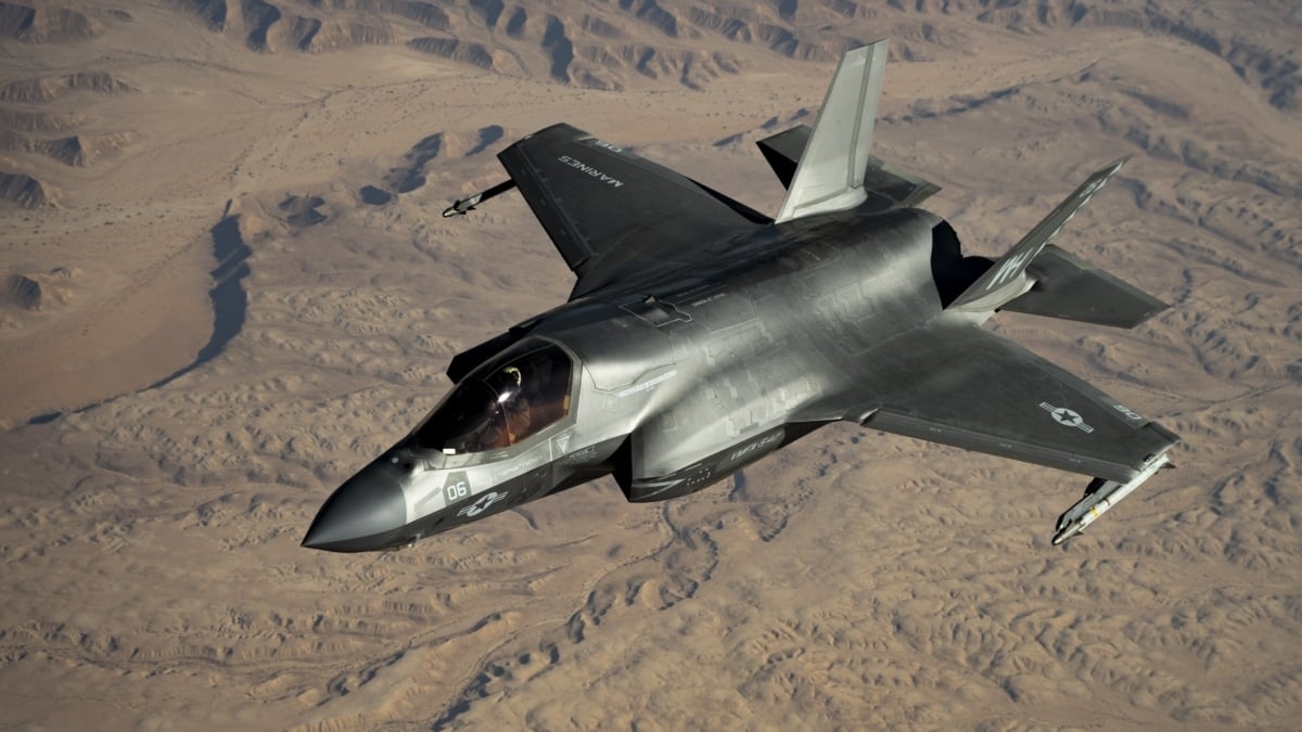 Un F-35B Lightning II del Cuerpo de Marines de EE. UU. se aproxima a un KC-135 Stratotanker de la Fuerza Aérea de EE. UU. para reabastecimiento en vuelo sobre el área de responsabilidad del Comando Central de EE. UU., el 19 de septiembre de 2025.