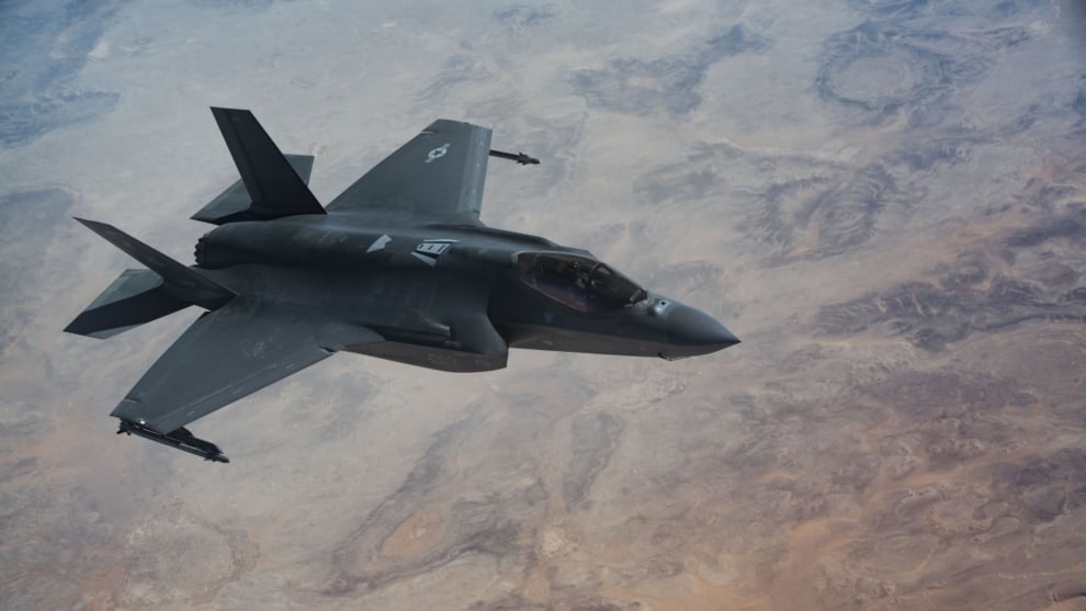 Un F-35 Lightning II de la Fuerza Aérea de EE. UU. despega tras repostar sobre el área de responsabilidad del Comando Central de EE. UU. el 27 de mayo de 2025.
