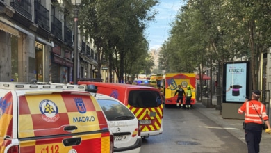 La Policía busca atrapados al derrumbarse un edificio en el centro de Madrid