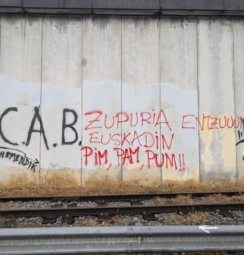 Aparecen pintadas amenazantes contra el consejero vasco de Seguridad: "Zupiria, entzun, pim, [...]