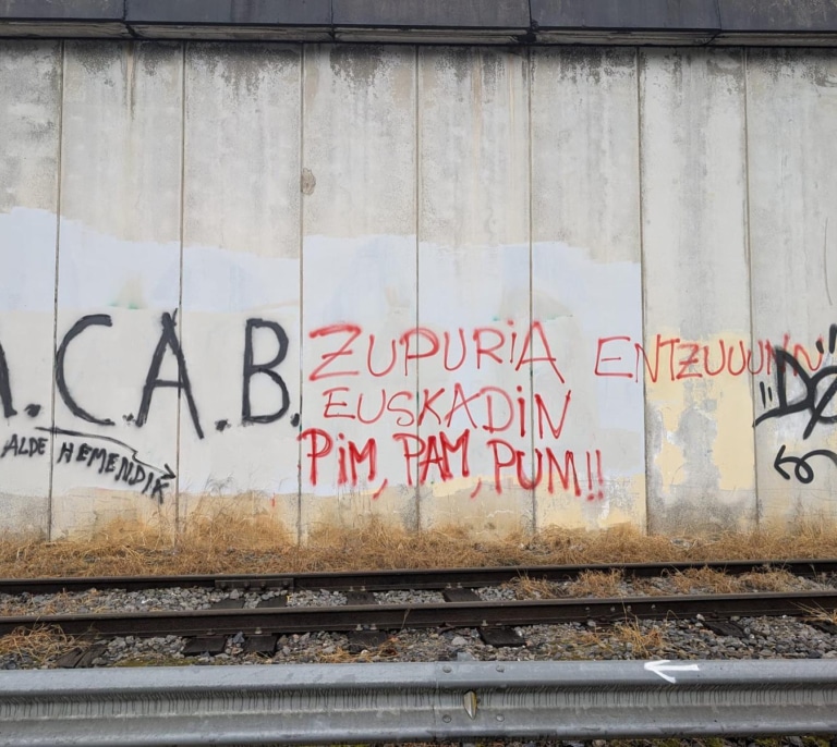 Aparecen pintadas amenazantes contra el consejero vasco de Seguridad: "Zupiria, entzun, pim, pam pum"