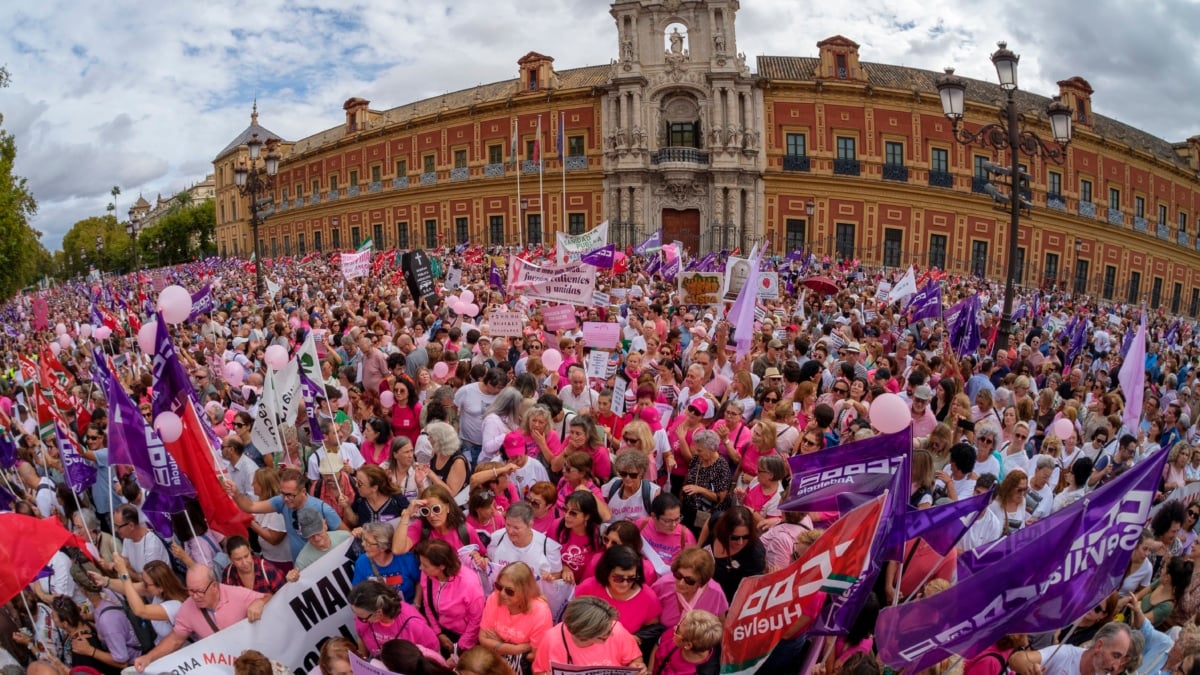 Miles de mujeres se manifiestan ante al sede del Gobierno andaluz en Sevilla por la gestión de los cribados