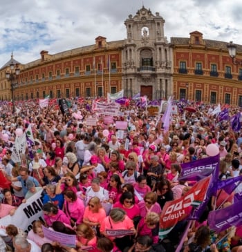 Miles de mujeres se manifiestan ante al sede del Gobierno andaluz en [...]