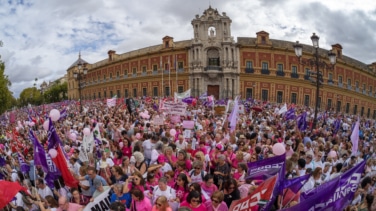 Miles de mujeres se manifiestan ante al sede del Gobierno andaluz en Sevilla por la gestión de los cribados