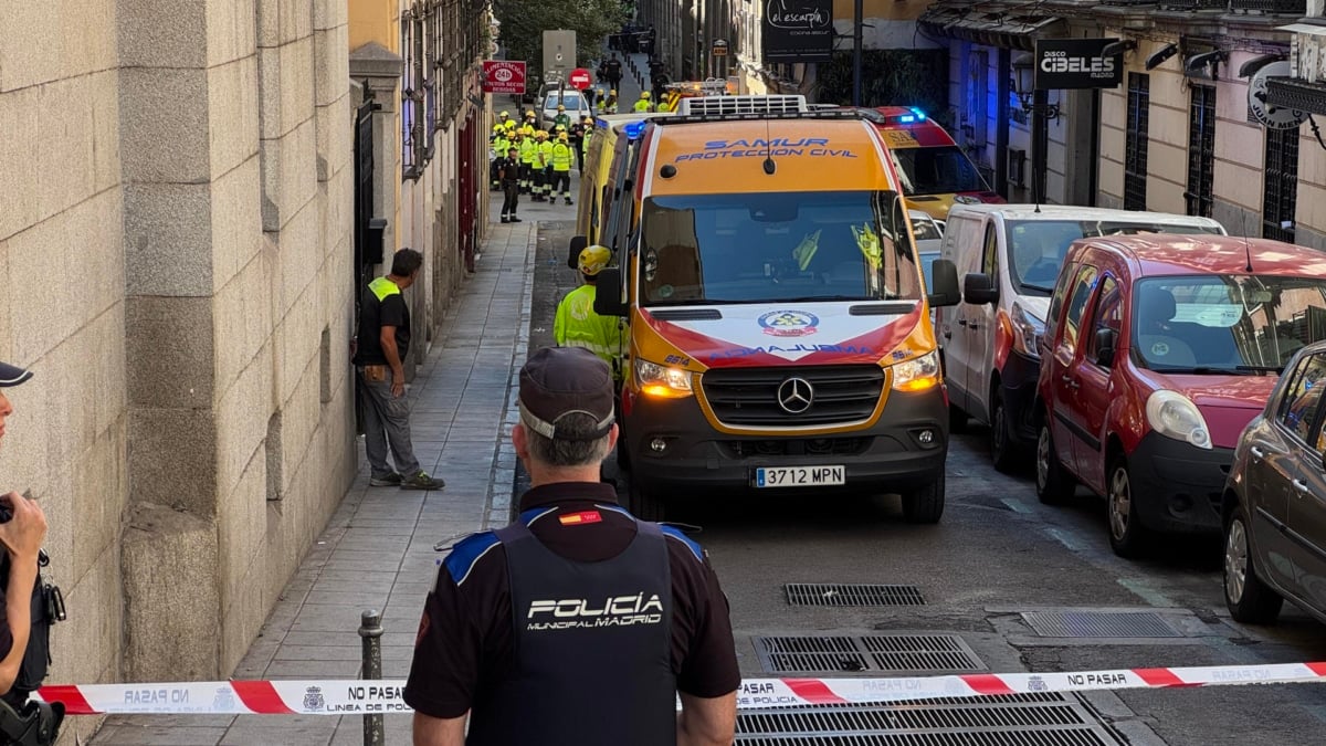 La Policía busca atrapados al derrumbarse un edificio en el centro de Madrid