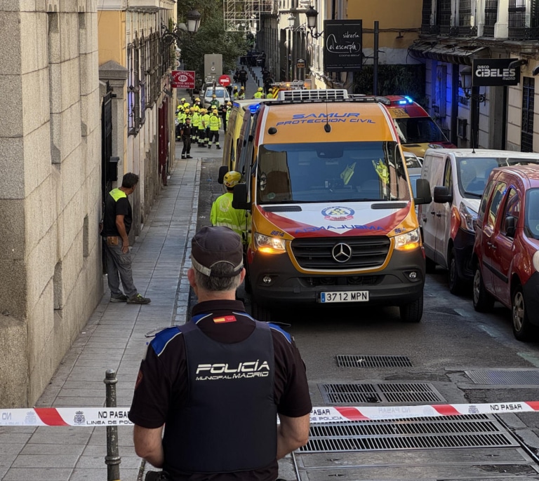 Almeida confirma dos víctimas mortales tras el derrumbe del edificio en el centro de Madrid