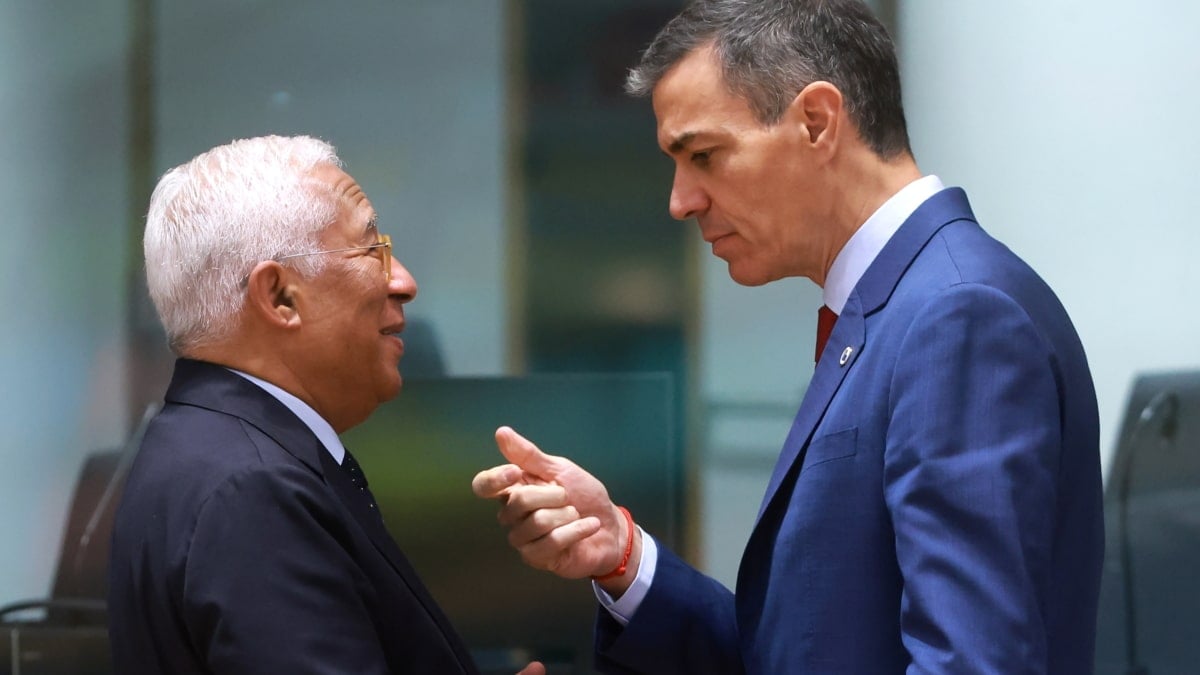 BRUSSELS (Belgium), 23/10/2025.- Spanish Prime Minister Pedro Sanchez (R) and Antonio Costa, President of the European Council speak before the start of the Euro Summit in Brussels, Belgium, 23 October 2025. EU leaders convene in Brussels to discuss the situation Ukraine, European defence, developments in the Middle East, competitiveness, housing and migration. (Bélgica, Ucrania, Bruselas) EFE/EPA/OLIVIER HOSLET