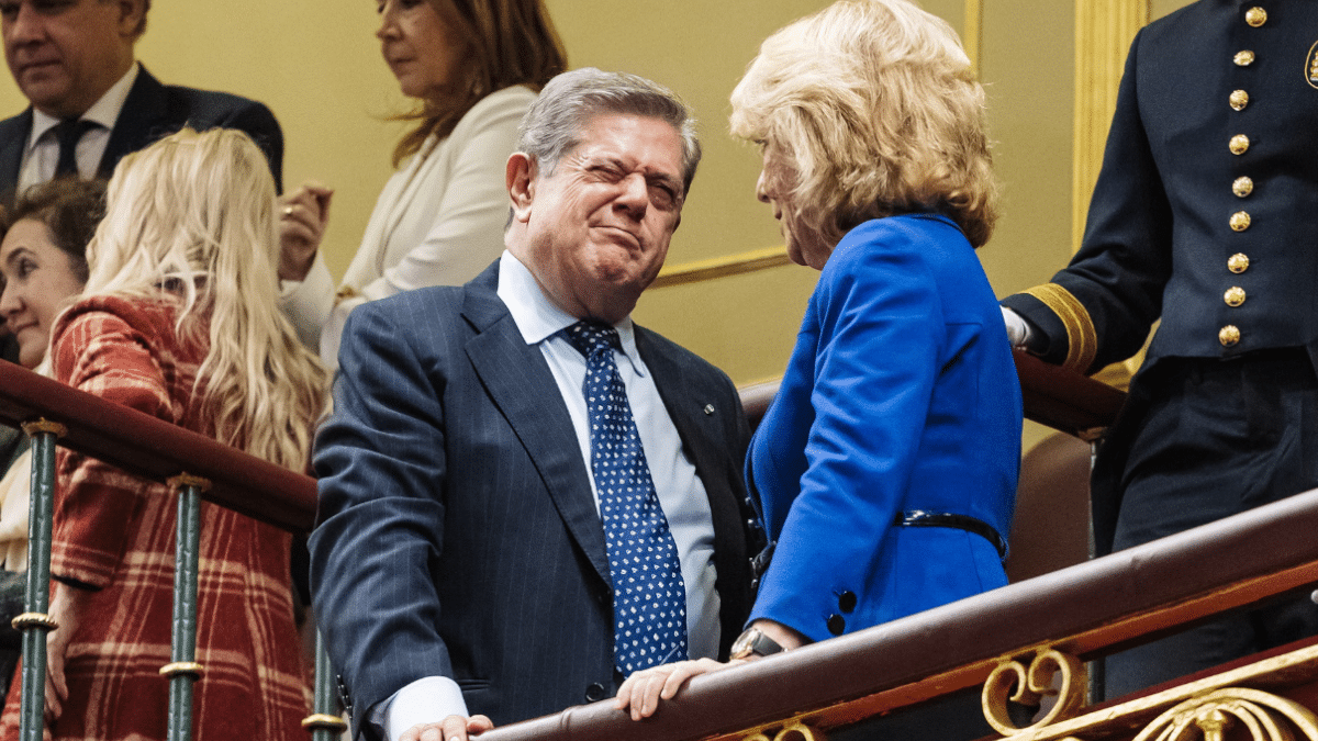 Federico Trillo con Esperanza Aguirre en la tribuna del Congreso, en 2023.